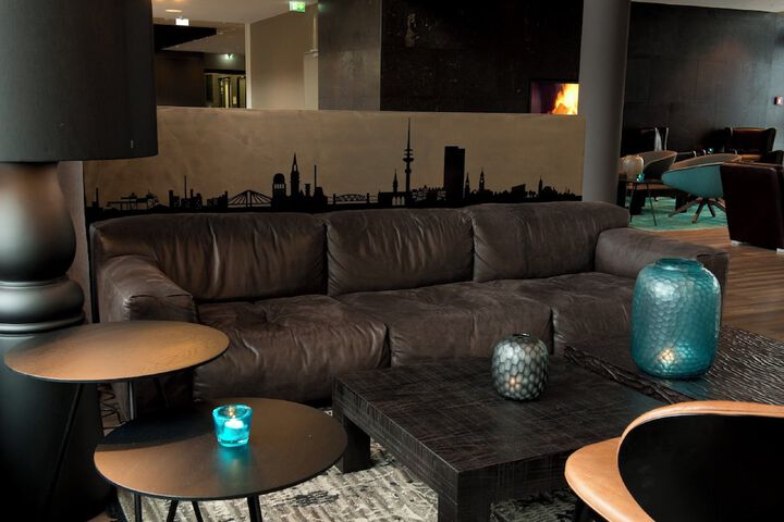 Lounge 35 of 44