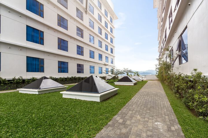 Hotel Exterior 48 of 49