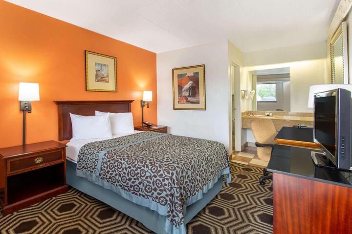 1 Queen Bed (2 of 6)