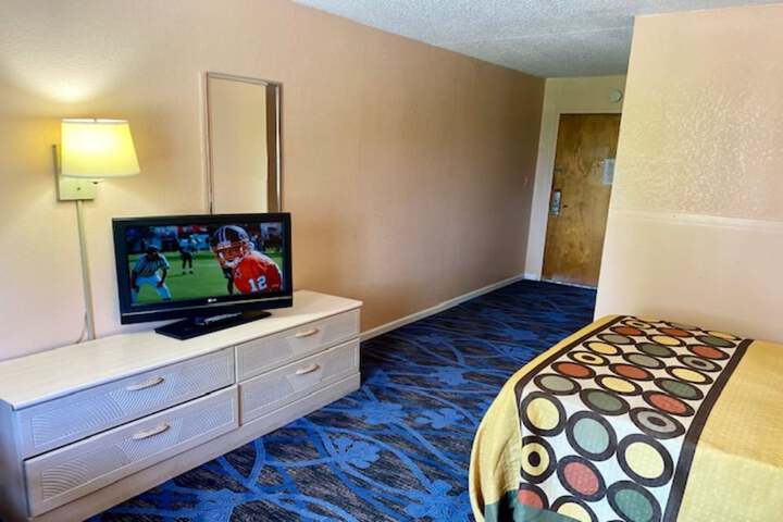 1 Queen Bed (3 of 7)