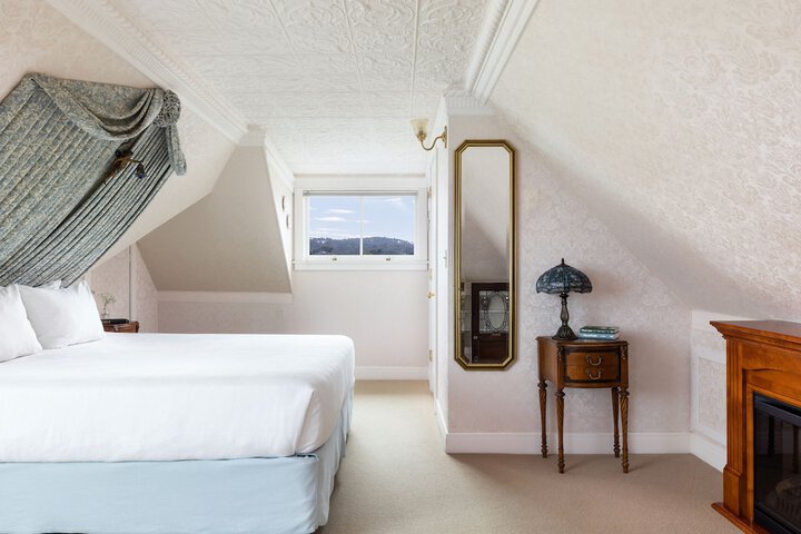 Room 33 of 144