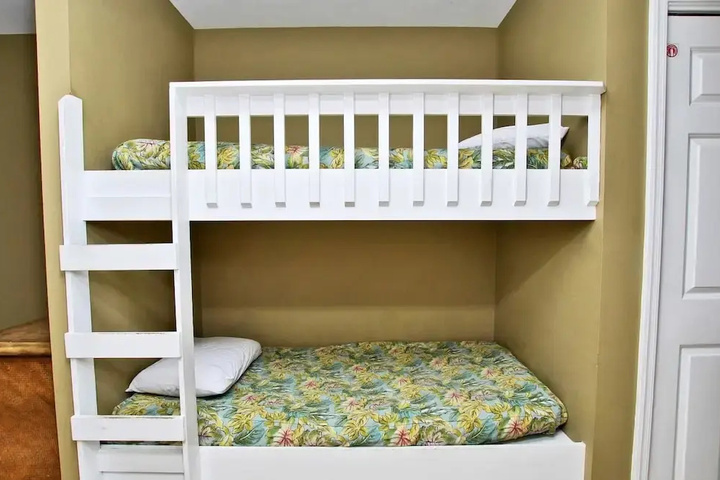 Room 4 of 16