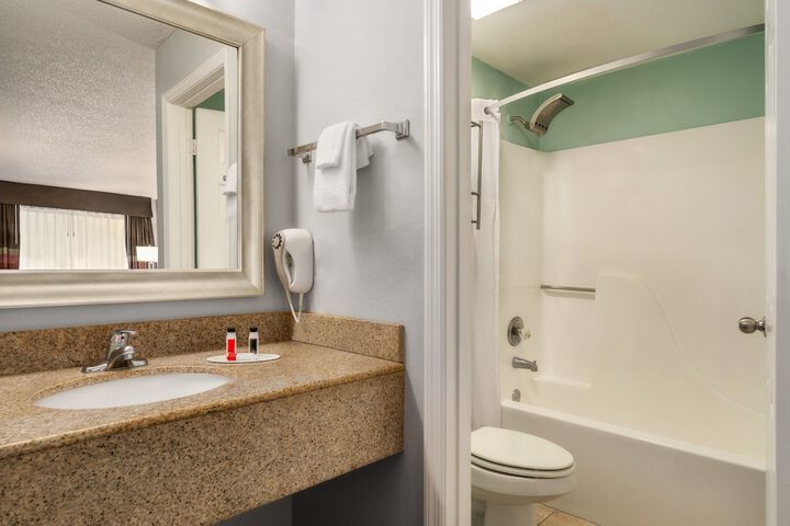 2 Double Beds Mobility Accessible (5 of 9)