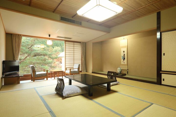 Room 10 of 102