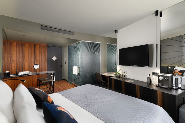 Room 13 of 97