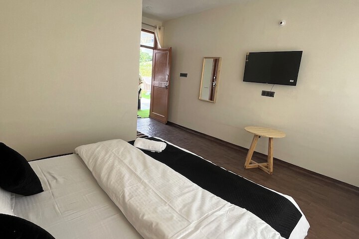 Room 2 of 27