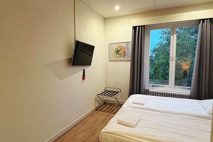 Room 8 of 32