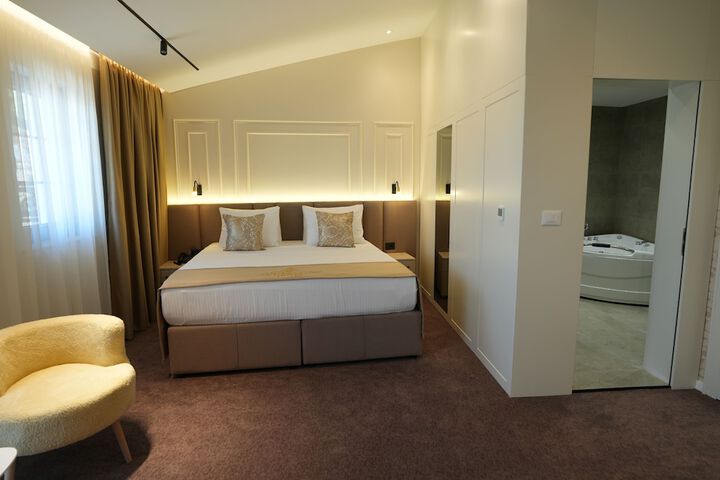 Room 10 of 51