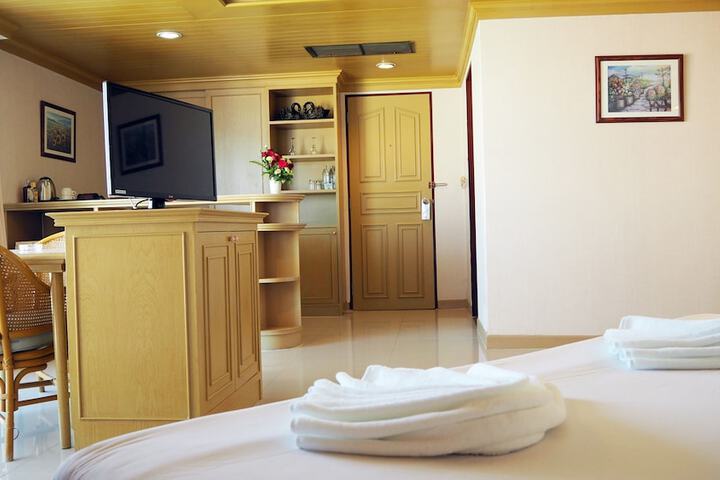 Room 8 of 50
