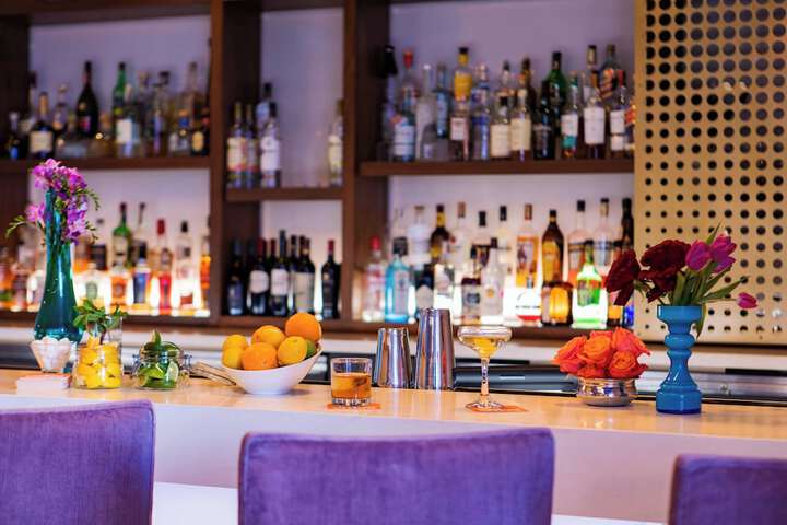 Lobby lounge