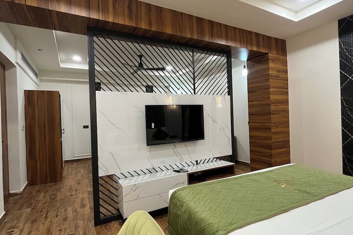 Room 6 of 31