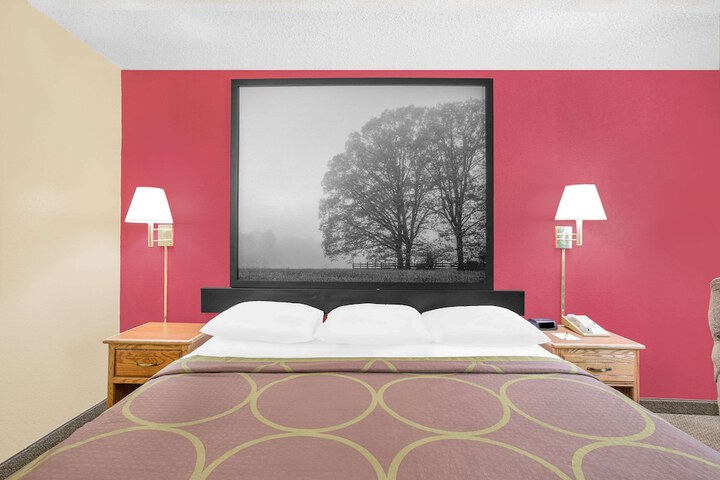 1 King Bed (4 of 7)