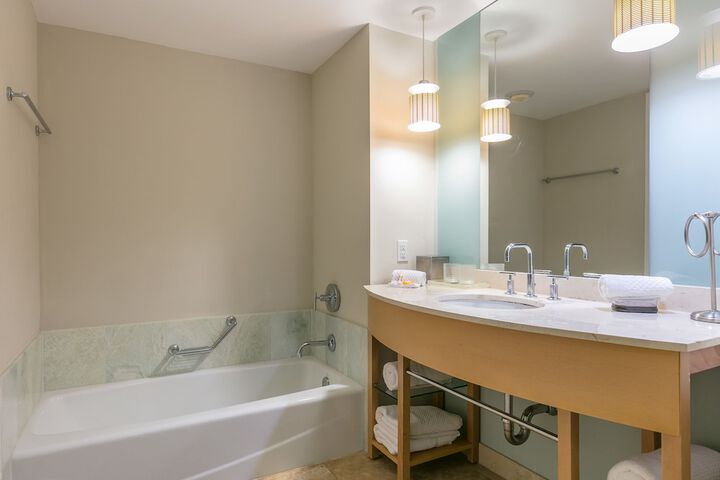 Deep soaking bathtub