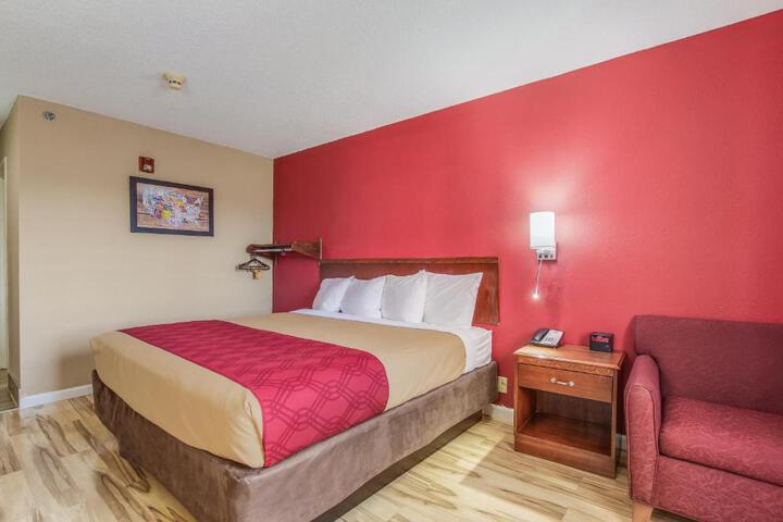 1 Queen Bed (4 of 16)