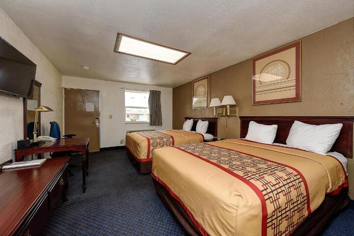 2 Queen Beds (14 of 26)