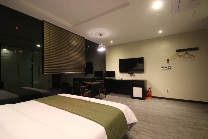 Room 12 of 48