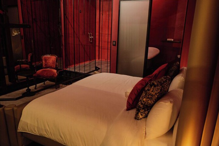 Room 11 of 37