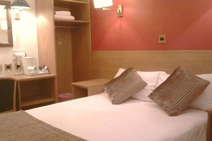 Room 16 of 40