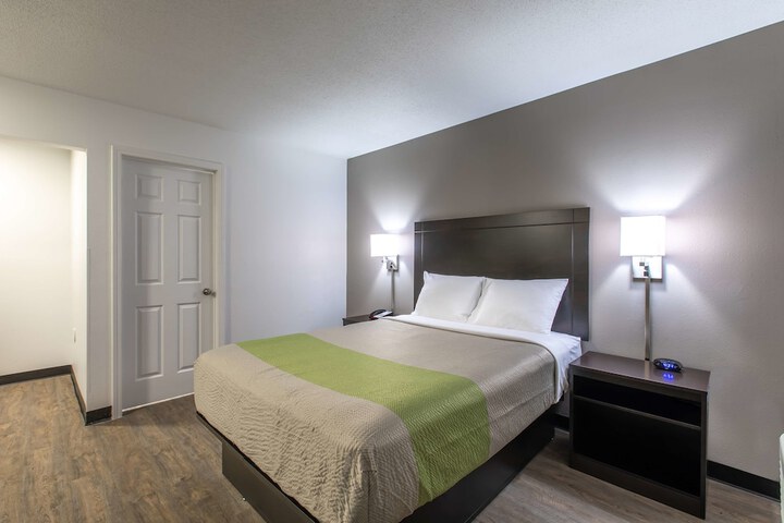 1 Queen Bed | Deluxe Kitchen (2 of 8)