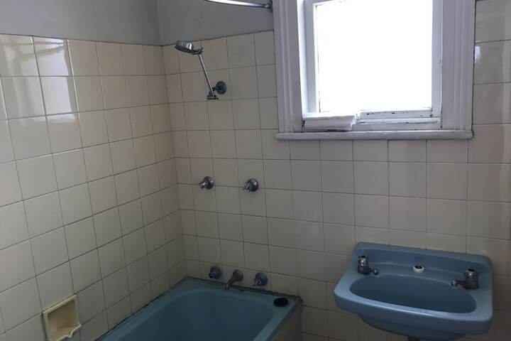 Room 27 of 40