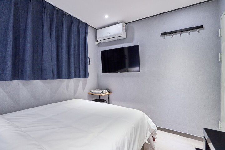 Room 4 of 16