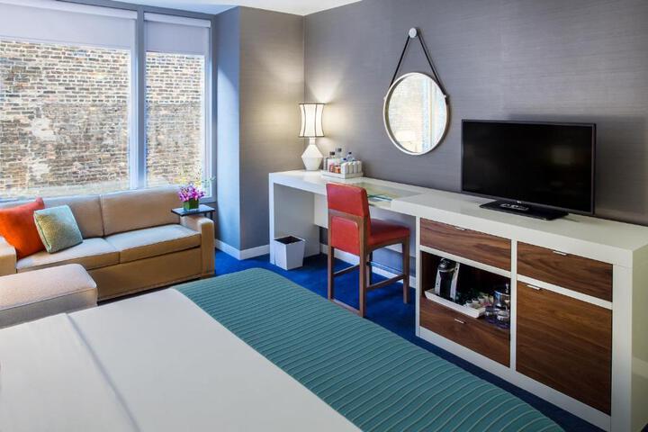 Deluxe King Bed (4 of 15)