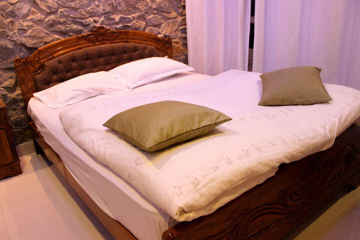 Room 6 of 72