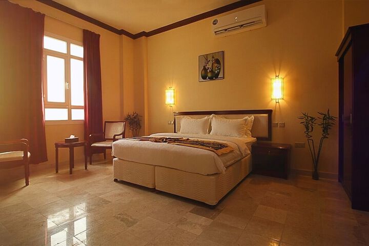 Room 5 of 9