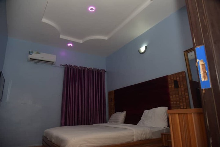 Room 5 of 12