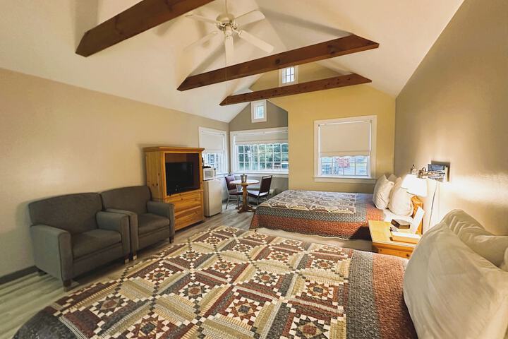 2 Queen Beds Not Pet Friendly (11 of 15)