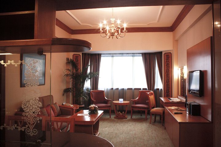 Room 9 of 18