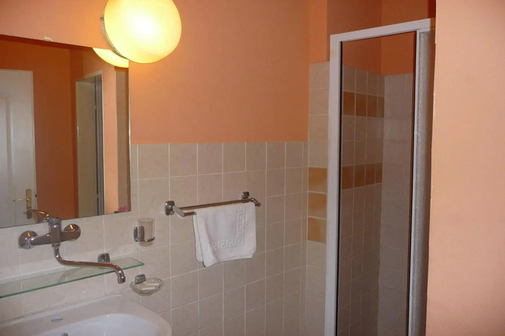 Room 8 of 16