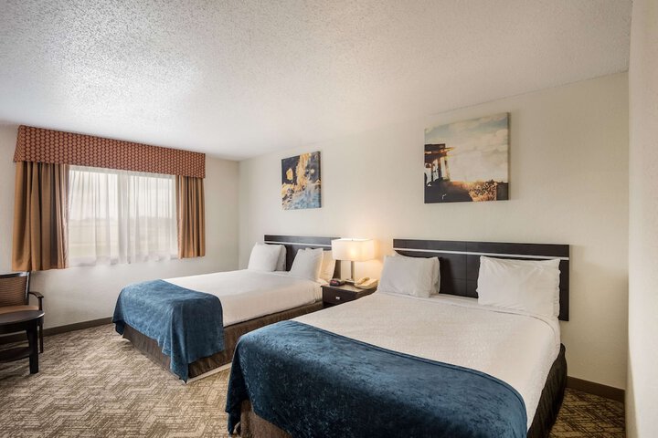 2 Queen Beds Microwave and Refrigerator 32 Inch LCD Television High Speed Internet Full Breakfast (8 of 18)
