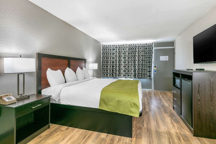 1 King Bed Accessible (3 of 17)