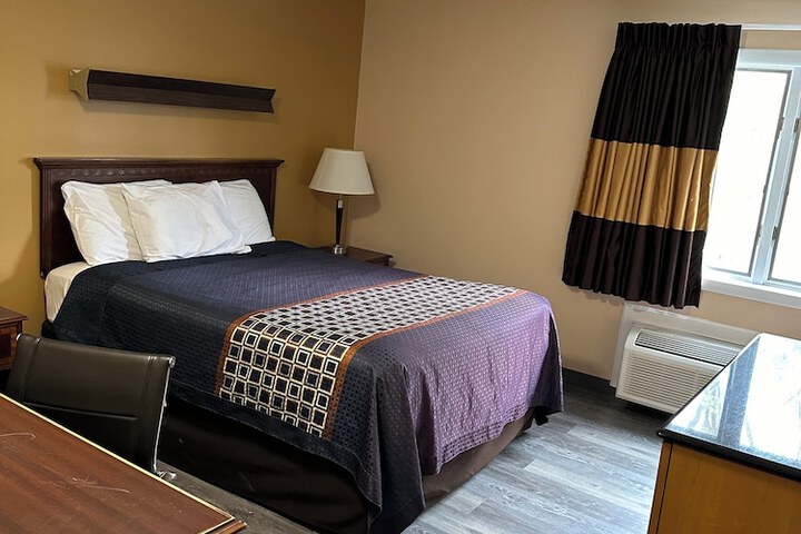 1 Queen Bed (3 of 6)