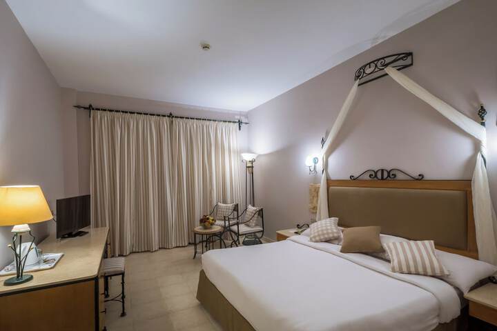 Room 33 of 140