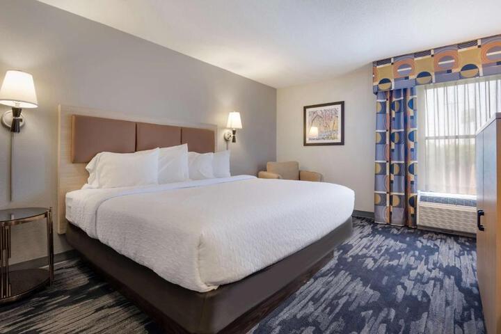 1 King Bed Flat Screen Television Microwave and Refrigerator High Speed Internet Accessible Full Breakfast (6 of 11)