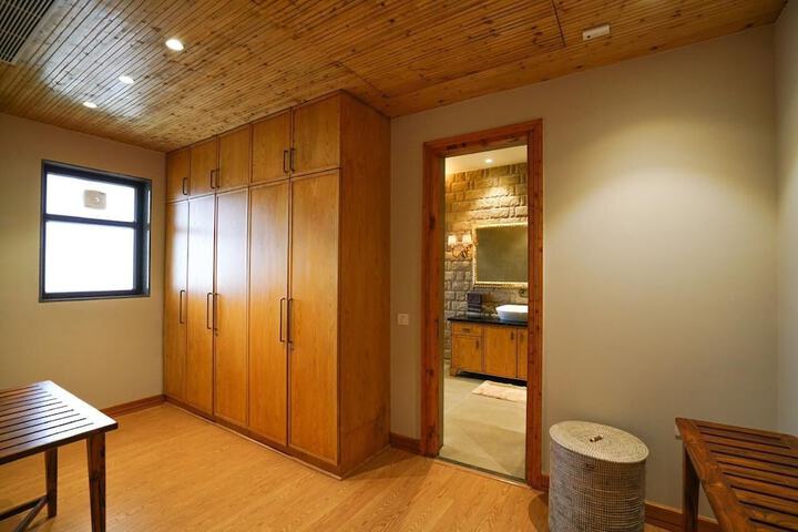Room 33 of 48