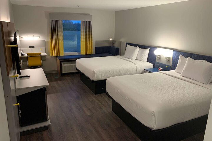 2 Queen Beds Schellville Village View (4 of 6)