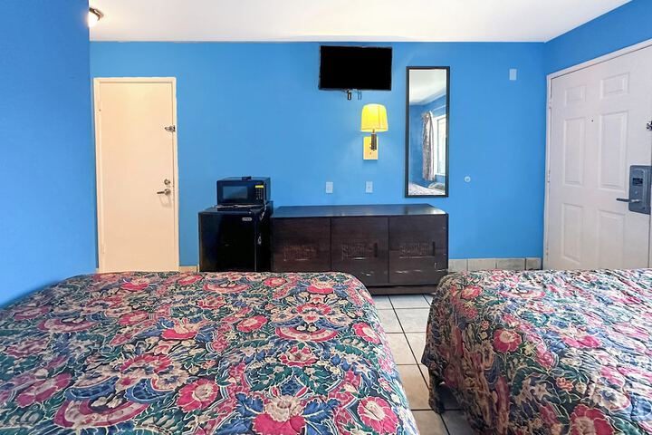 2 Queen Beds (2 of 6)