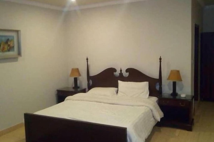 Room 12 of 25