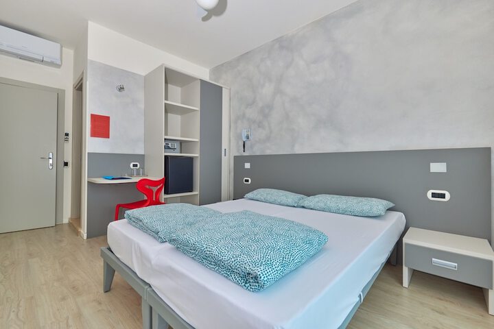 Room 10 of 38