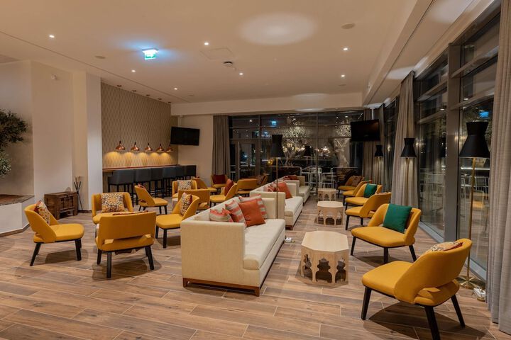 Lounge 80 of 106