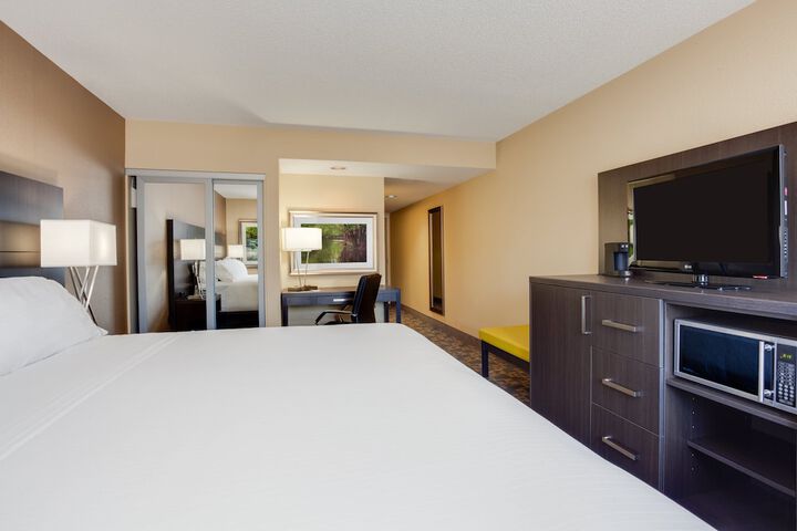 Room 11 of 32