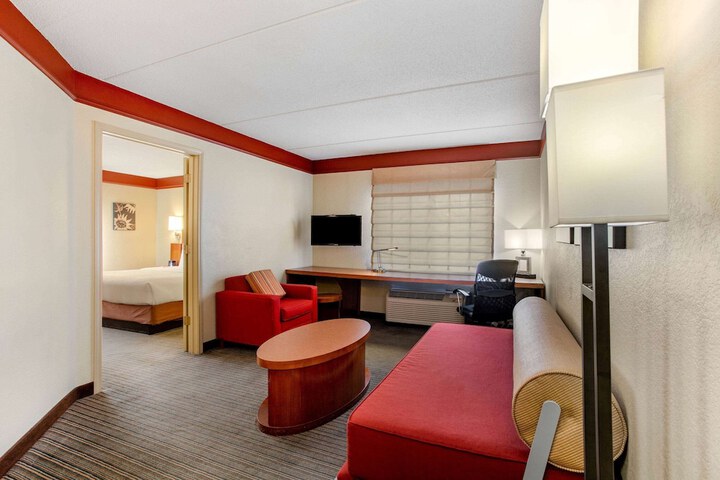 1 King Bed Deluxe Room (10 of 16)