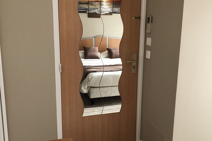 Room 13 of 40