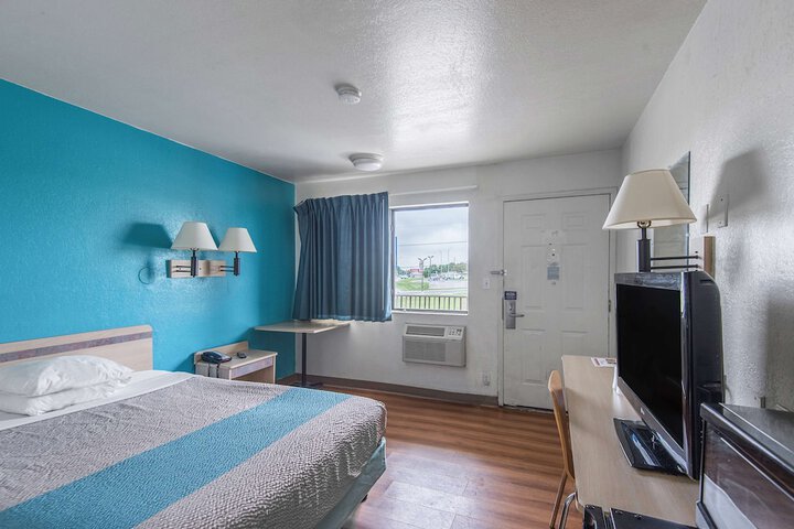 Room 9 of 34
