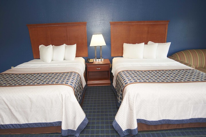 Quadruple Deluxe Queen Bed (7 of 28)