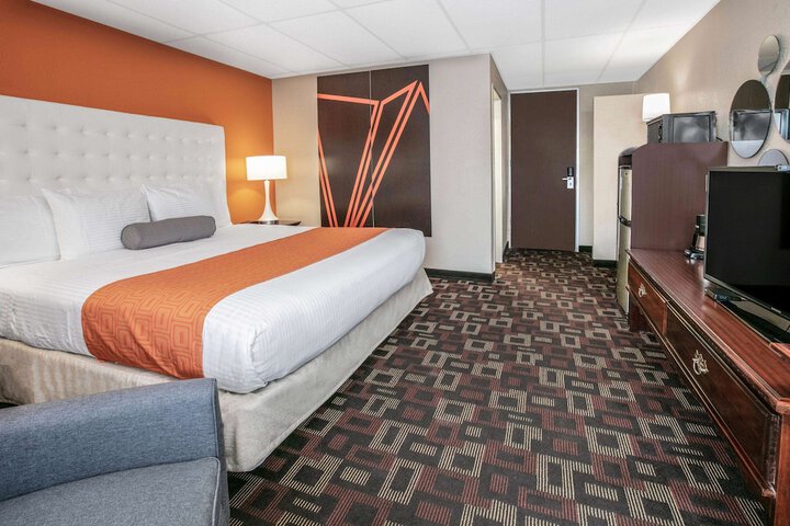 1 King Bed (2 of 6)