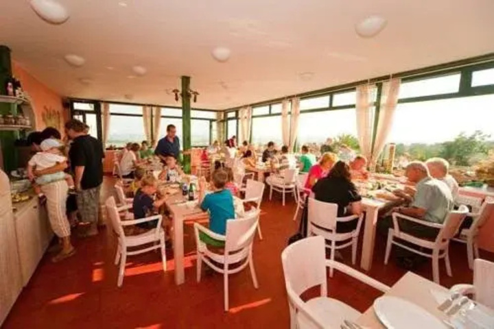 Dining 5 of 9